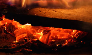smeulend vuur in open haard